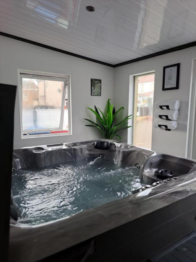 Family Holiday With Hot Tub , Family Groups Only Blackpool Esterno foto